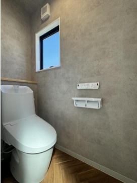【津波浸水予測エリア外】高知市薊野北町4丁目　中古一戸建てのトイレ|清潔感のあるトイレ。落ち着いたアクセントクロスがポイント♪