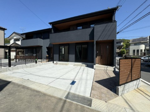 【津波浸水予測エリア外】高知市薊野北町4丁目　中古一戸建ての外観|並列駐車もスムーズ！ゆとりあるカースペースを確保！