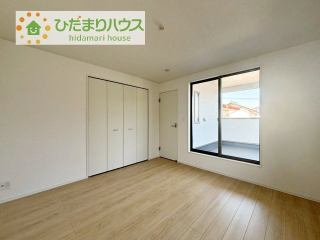 【寝室】 | つくば市高見原第18　新築戸建 | バルコニーに面していて、たっぷり光りの入る明るい主寝室です！