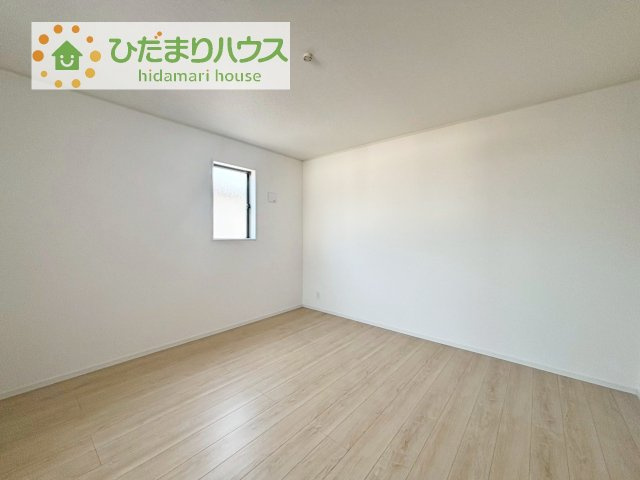 【寝室】 | つくば市高見原第18　新築戸建 | 広めの主寝室は、ベッドの他にもパソコンデスクやドレッサーなども置けちゃいます(*^-^*)