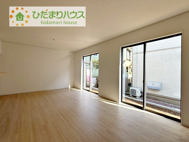 【居間・リビング】 | つくば市高見原第18　新築戸建 | リビングの大きな窓からは、暖かな日の光が降り注ぎます・・・
