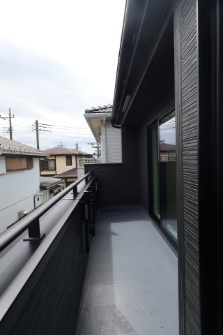 《仲介手数料無料》川越市霞ケ関北６丁目10-12新築一戸建てグラファーレのバルコニー