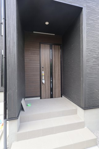 《仲介手数料無料》川越市霞ケ関北６丁目10-12新築一戸建てグラファーレの玄関