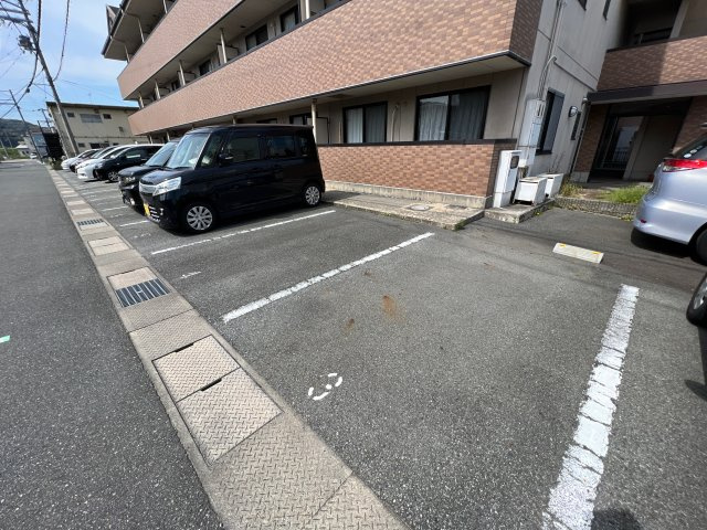 メゾン・ドゥ・Mの駐車場