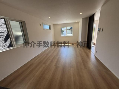 【居間・リビング】 | 神戸市西区福吉台2丁目　新築戸建1号棟　仲介手数料無料！ | リビングです