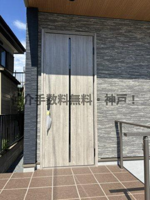 【玄関】 | 神戸市西区福吉台2丁目　新築戸建1号棟　仲介手数料無料！ | 明るい玄関です