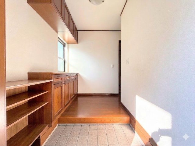 南区別所5丁目　中古戸建ての玄関|◆明るい玄関です！散らかりやすい玄関もスッキリする大容量のシューズボックス付き。