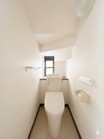 南区別所5丁目　中古戸建てのトイレ|◆清潔感のある白を基調とした落ち着ける空間。小窓をもうけていますので、こもりやすい空気の入れ替えも簡単に行えますね！