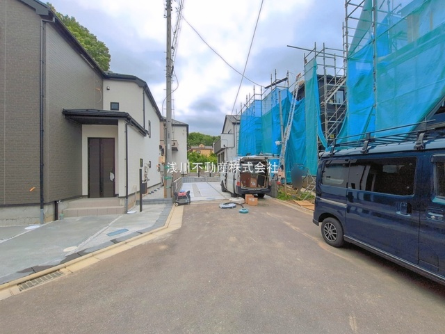 八王子市　弐分方町　新築一戸建て　５期の前面道路含む現地写真|～東5ｍ道路に面しています～