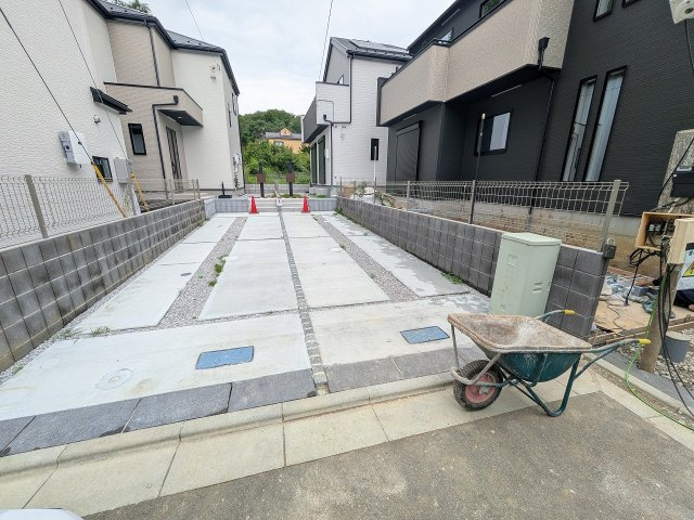 八王子市　弐分方町　新築一戸建て　５期の駐車場|～縦列2台駐車可能カースペース～