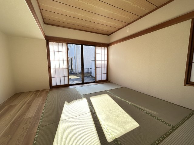 1階和室部分は押し入れ、和室、床の間が揃った８帖の空間。和室はお子様のお昼寝スペースや、来客時にも重宝します。