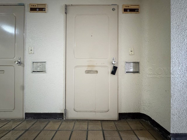 【その他共用部分】 | セントラル末広 | レトロ感を感じさせる玄関ドア。中古物件の場合、ドア自体は交換できませんが、お部屋の購入後、カギの交換は推奨しております。～即日のご見学可能～　お問合せはお気軽にどうぞ。
