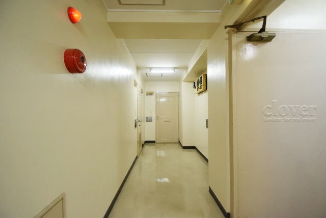 【その他共用部分】 | セントラル末広 | 階段もマンション共用部分の一部。しっかりと清掃されています。荷物の運搬のために幅や傾斜のチェックをしてみるのも忘れずに。～即日のご見学可能～　お問合せはお気軽にどうぞ。
