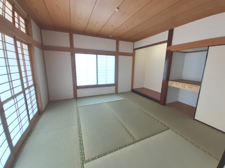 1階和室部分は押し入れ、縁側、床の間が揃った８帖の空間。LDKと続き間です。和室はお子様のお昼寝スペースや、来客時にも重宝します。