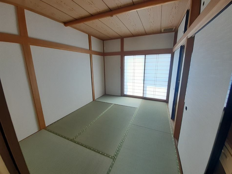 ２Ｆ中和室6帖、押し入れが付いており収納力がございます。畳には調湿効果があり快適にお過ごしいただけます。