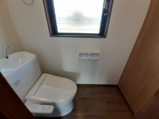 ２階トイレ。温水洗浄便座機能付き。２階も窓がついており明るいトイレです。寝室に近い２階トレイは、年配の方は勿論、お子様のトイレトレーニングでも大変重宝致します。