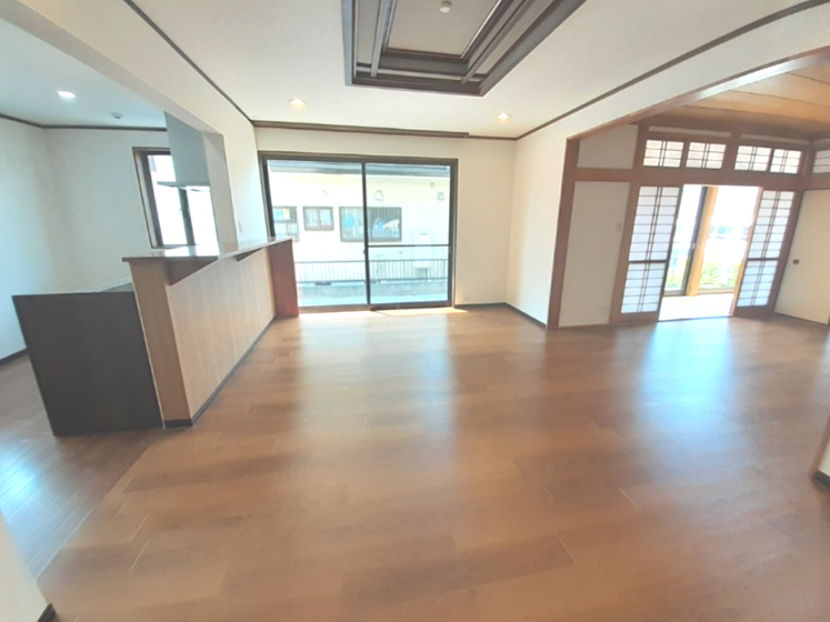 23,5帖の広々としたリビングは、隣に約８帖の和室があり、繋げて更に広々とお使いいただく事も出来ます。南向きで明るい光を取り込みます。また、外と中を繋ぐ機能的な縁側がついています。