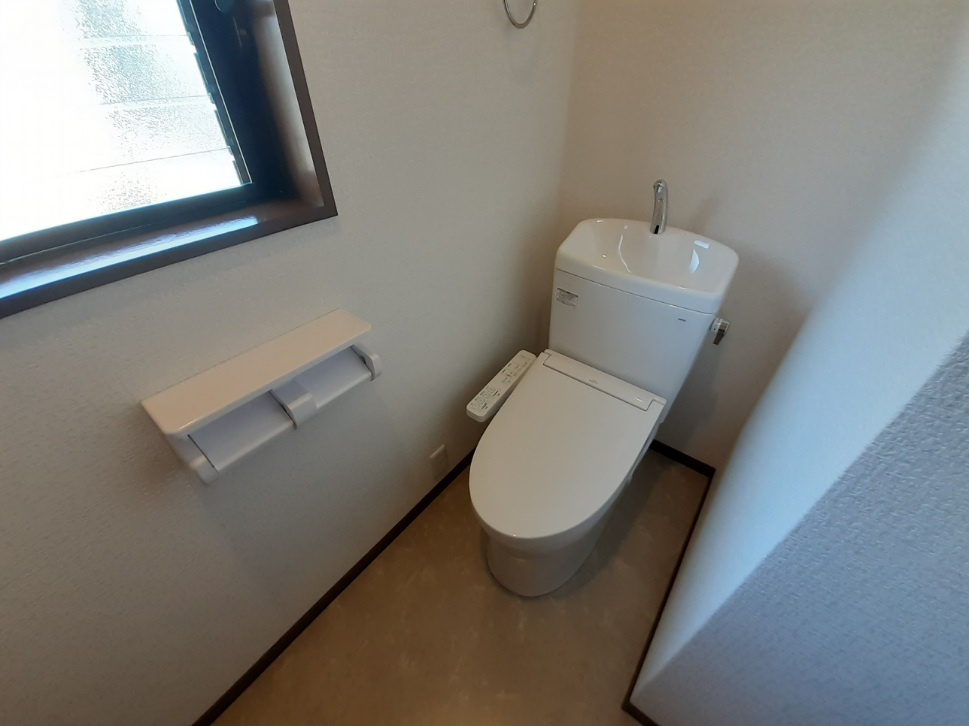 １階トイレ。コンパクトで使いやすいトイレは温水洗浄便座機能付き。トイレにも窓がついているのでこもりやすい臭いも気になりません。