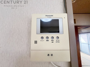 訪問者が来たときにテレビ画面で確認できるため、安心してドアを開けられます。録画機能があるものもあり、留守中に来訪者を記録しておくことができます。利便性が高く、セキュリティ面でも安心です。
