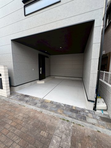 須磨区寺田町１丁目　新築戸建ての駐車場|駐車場に車を止められます