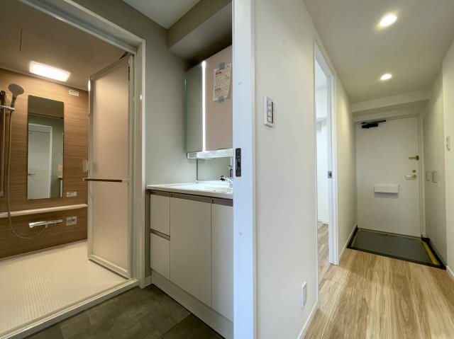 南向きの最上階は好きですか？えぇ、高所恐怖症以外の方は嫌いな人、いないはず。私もそう思う『サンライズ片倉』リノベーションの洗面所|使いやすい洗面所です