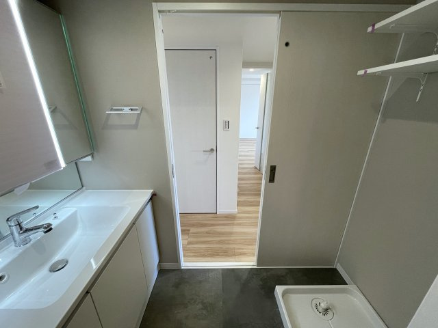 南向きの最上階は好きですか？えぇ、高所恐怖症以外の方は嫌いな人、いないはず。私もそう思う『サンライズ片倉』リノベーションの洗面所|コンパクトで使いやすい洗面所