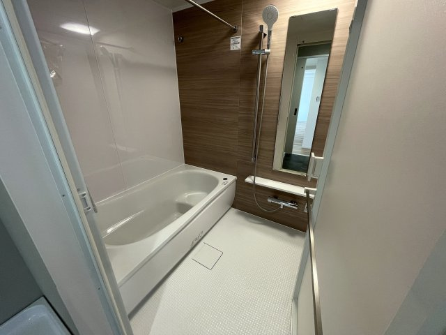 南向きの最上階は好きですか？えぇ、高所恐怖症以外の方は嫌いな人、いないはず。私もそう思う『サンライズ片倉』リノベーションの浴室|きれいなお風呂です