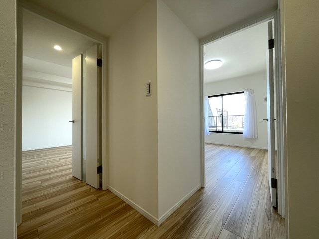 南向きの最上階は好きですか？えぇ、高所恐怖症以外の方は嫌いな人、いないはず。私もそう思う『サンライズ片倉』リノベーションの居間・リビング|ゆったり過ごせる居間です