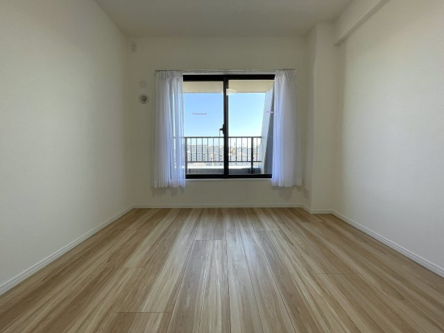 南向きの最上階は好きですか？えぇ、高所恐怖症以外の方は嫌いな人、いないはず。私もそう思う『サンライズ片倉』リノベーションの洋室|使い勝手のいい洋室です