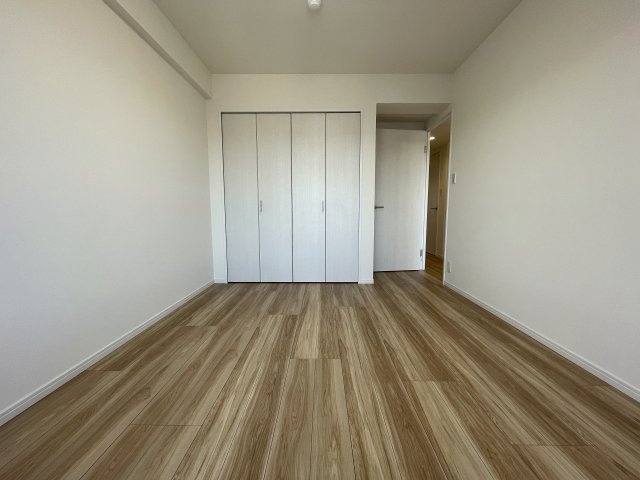 南向きの最上階は好きですか？えぇ、高所恐怖症以外の方は嫌いな人、いないはず。私もそう思う『サンライズ片倉』リノベーションの洋室|個人の部屋や寝室として使える洋室です