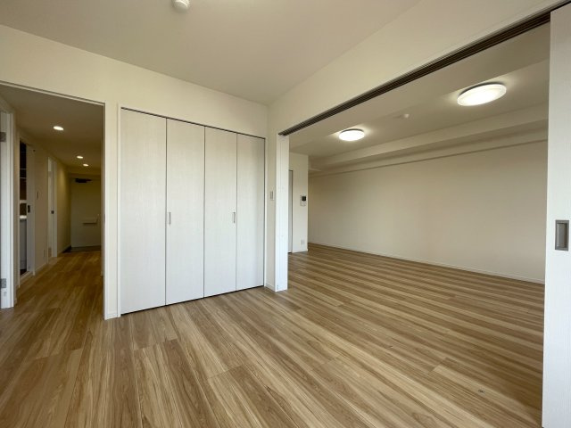 南向きの最上階は好きですか？えぇ、高所恐怖症以外の方は嫌いな人、いないはず。私もそう思う『サンライズ片倉』リノベーションの居間・リビング|ゆったり過ごせるリビングです