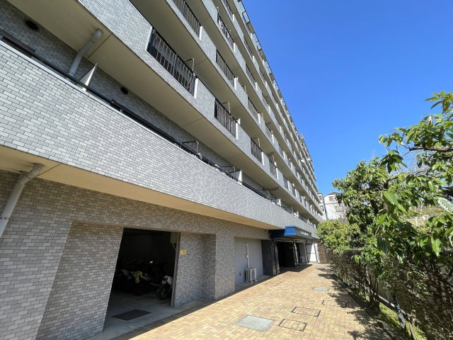 南向きの最上階は好きですか？えぇ、高所恐怖症以外の方は嫌いな人、いないはず。私もそう思う『サンライズ片倉』リノベーションの外観|外観もきれいです