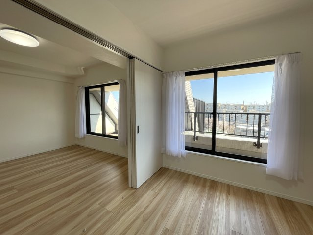 南向きの最上階は好きですか？えぇ、高所恐怖症以外の方は嫌いな人、いないはず。私もそう思う『サンライズ片倉』リノベーションの居間・リビング|使いやすい居間です