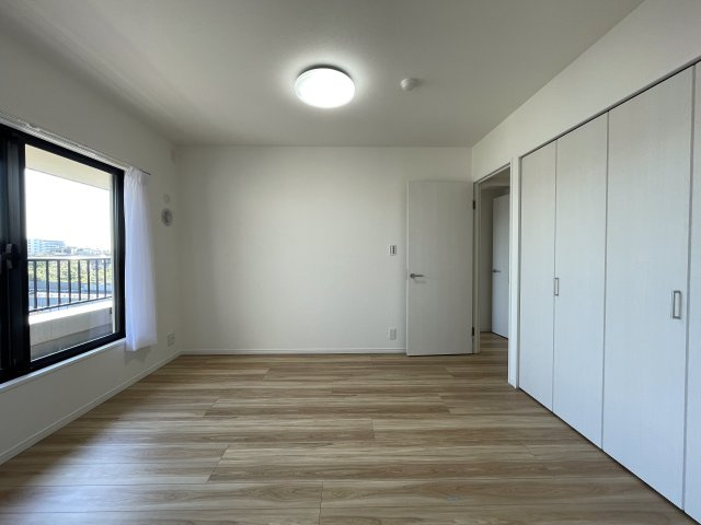 南向きの最上階は好きですか？えぇ、高所恐怖症以外の方は嫌いな人、いないはず。私もそう思う『サンライズ片倉』リノベーションの洋室|落ち着いた色調の洋室です