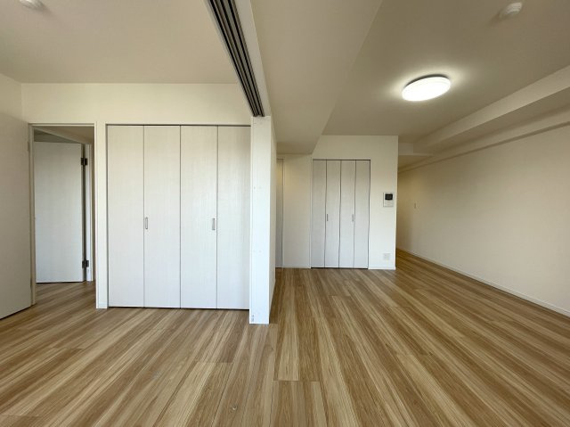 南向きの最上階は好きですか？えぇ、高所恐怖症以外の方は嫌いな人、いないはず。私もそう思う『サンライズ片倉』リノベーションの居間・リビング|居間です