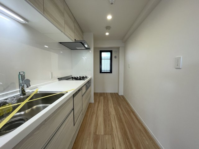 南向きの最上階は好きですか？えぇ、高所恐怖症以外の方は嫌いな人、いないはず。私もそう思う『サンライズ片倉』リノベーションのキッチン|使いやすいキッチンです