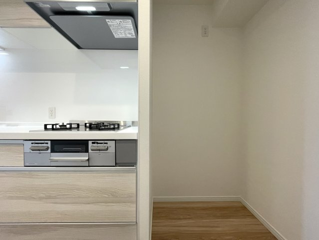 南向きの最上階は好きですか？えぇ、高所恐怖症以外の方は嫌いな人、いないはず。私もそう思う『サンライズ片倉』リノベーションのキッチン|キッチンでお料理をお楽しみください