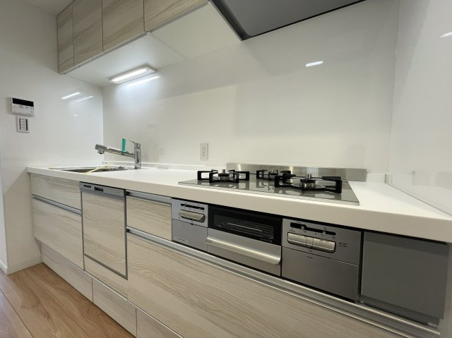 南向きの最上階は好きですか？えぇ、高所恐怖症以外の方は嫌いな人、いないはず。私もそう思う『サンライズ片倉』リノベーションのキッチン|きれいなキッチンです