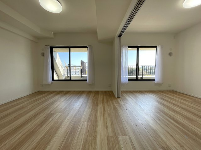 南向きの最上階は好きですか？えぇ、高所恐怖症以外の方は嫌いな人、いないはず。私もそう思う『サンライズ片倉』リノベーションの居間・リビング|ゆったり過ごせるリビングです