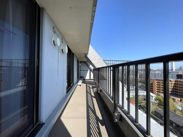 南向きの最上階は好きですか？えぇ、高所恐怖症以外の方は嫌いな人、いないはず。私もそう思う『サンライズ片倉』リノベーションのバルコニー|バルコニー付きです