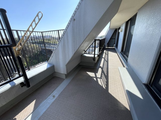 南向きの最上階は好きですか？えぇ、高所恐怖症以外の方は嫌いな人、いないはず。私もそう思う『サンライズ片倉』リノベーションのバルコニー|バルコニーがあります