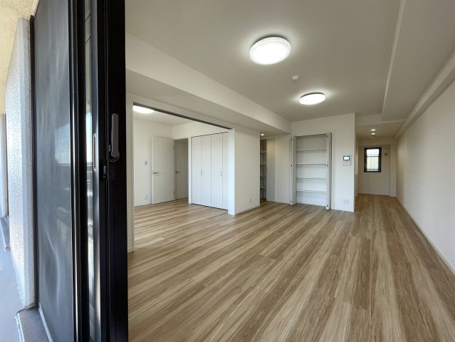 南向きの最上階は好きですか？えぇ、高所恐怖症以外の方は嫌いな人、いないはず。私もそう思う『サンライズ片倉』リノベーションの居間・リビング|こちらの居間で趣味の時間をお楽しみください