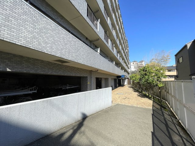 南向きの最上階は好きですか？えぇ、高所恐怖症以外の方は嫌いな人、いないはず。私もそう思う『サンライズ片倉』リノベーションの外観