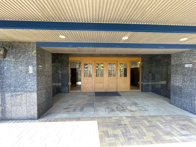 南向きの最上階は好きですか？えぇ、高所恐怖症以外の方は嫌いな人、いないはず。私もそう思う『サンライズ片倉』リノベーションのエントランス|清潔なエントランスです