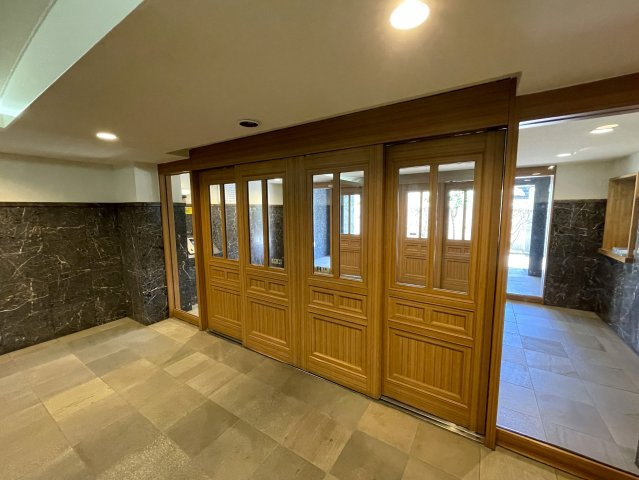 南向きの最上階は好きですか？えぇ、高所恐怖症以外の方は嫌いな人、いないはず。私もそう思う『サンライズ片倉』リノベーションのエントランス|ゆとりのあるエントランスです