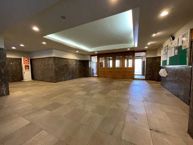 南向きの最上階は好きですか？えぇ、高所恐怖症以外の方は嫌いな人、いないはず。私もそう思う『サンライズ片倉』リノベーションのエントランス|落ち着いたエントランスです