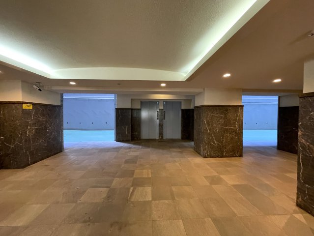 南向きの最上階は好きですか？えぇ、高所恐怖症以外の方は嫌いな人、いないはず。私もそう思う『サンライズ片倉』リノベーションのロビー