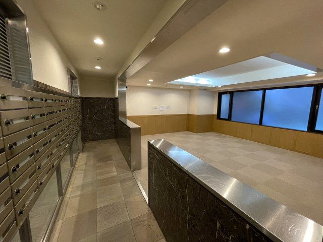 南向きの最上階は好きですか？えぇ、高所恐怖症以外の方は嫌いな人、いないはず。私もそう思う『サンライズ片倉』リノベーションのロビー