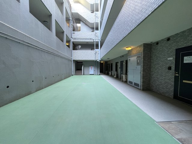 南向きの最上階は好きですか？えぇ、高所恐怖症以外の方は嫌いな人、いないはず。私もそう思う『サンライズ片倉』リノベーションのロビー