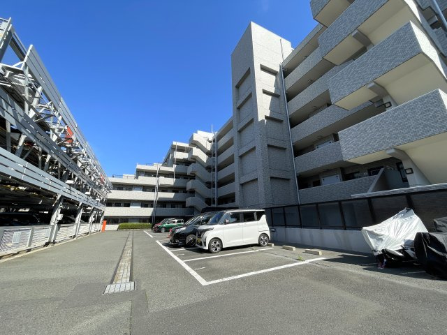 南向きの最上階は好きですか？えぇ、高所恐怖症以外の方は嫌いな人、いないはず。私もそう思う『サンライズ片倉』リノベーションの駐車場|駐車場の用意があります